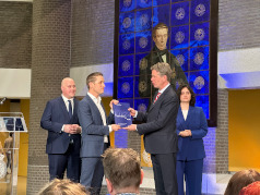 Parlementaire enquêtecommissie Fraudebeleid en Dienstverlening presenteert eindrapport